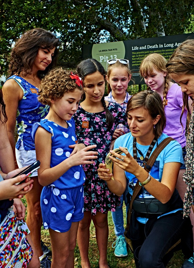gallery interpreter with kids at tar pits field trip